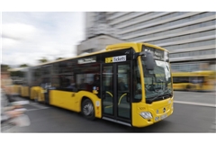 Eine Frau ist in Berlin von einem Bus überrollt worden (Symbolbild).