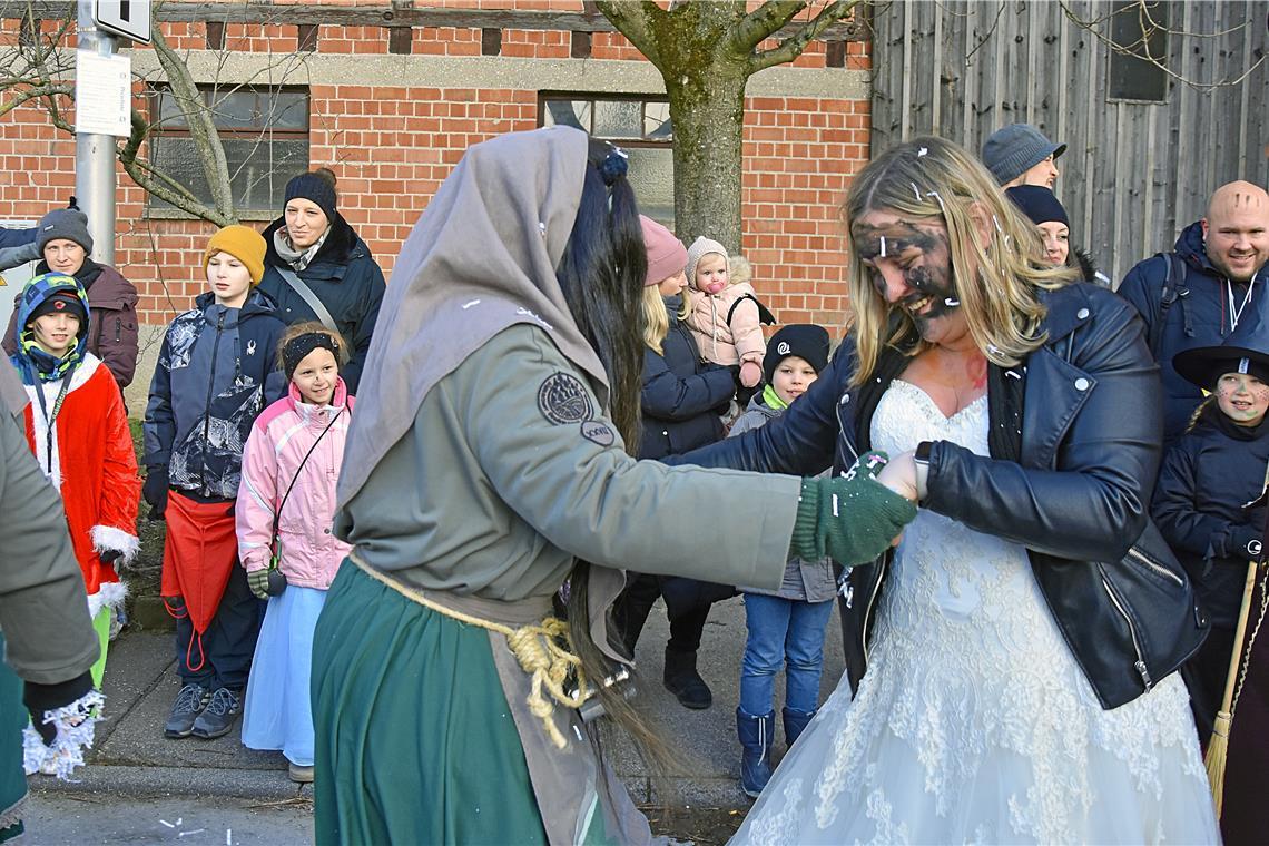 Eine Hexe aus Großerlach bittet die Braut zum Tanze. 66-Jahre Faschingsverein Bu...