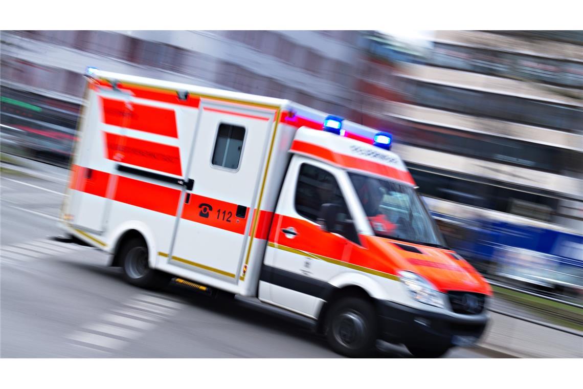 Eine Seniorin ist bei einem Unfall im Kreis Reutlingen schwer verletzt worden (Symbolbild).