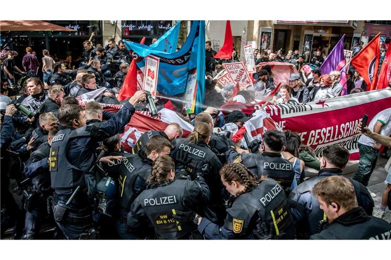 Einheiten der Polizei stoßen während der Revolutionären 1. Mai Demo in der Stuttgarter Innenstadt mit Demonstrationsteilnehmern zusammen. Dabei wurde auch Pfefferspray angewendet.