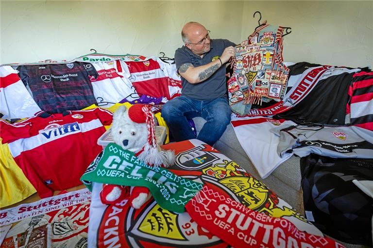 „Es gibt wieder eine Kuttenszene“, erklärt VfB-Fan Frank Mayer und überlegt deshalb, sich neben dem hier präsentierten Teil eine neue derartige Jacke zuzulegen. Fotos: Alexander Becher