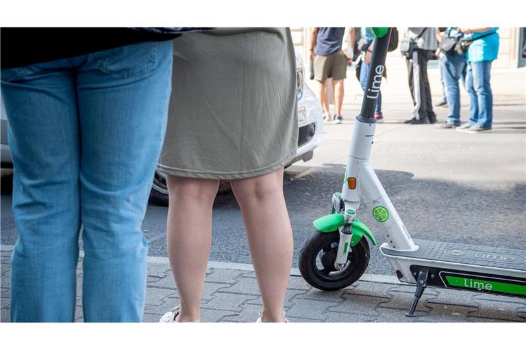 Falsch abgestellte E-Scooter sind eine Stolperfalle für Fußgänger – wer zahlt also für falsch geparkte Fahrzeuge? (Symbolbild)