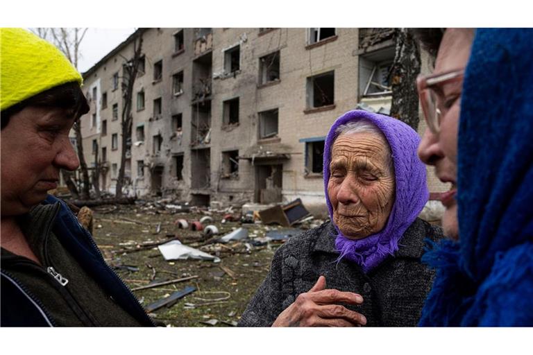 Frauen stehen in Lukiantsi in der Region Charkiw vor einem Haus, das durch einen russischen Luftangriff schwer beschädigt wurde.