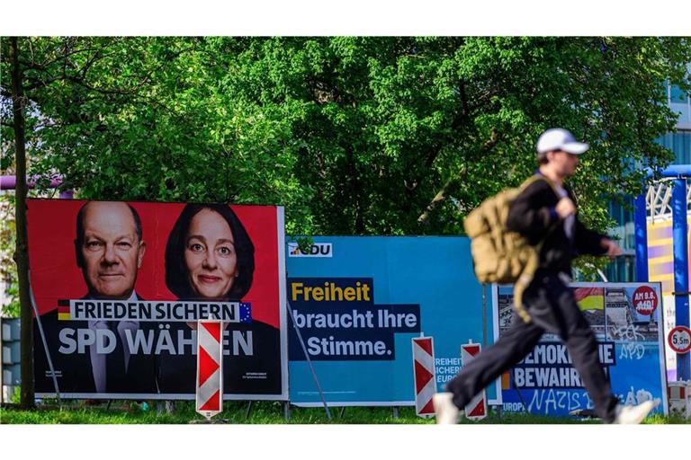 „Frieden sichern“: Olaf Scholz und Spitzenkandidatin Katarina Barley werben gemeinsam für die SPD.
