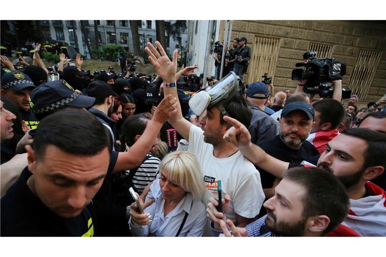 Für die Annahme des Gesetzes sind drei Lesungen notwendig. Regierungschef Irakli Kobachidse hat bereits angekündigt, die dritte Lesung trotz der anhaltenden Proteste in zwei Wochen abzuhalten.