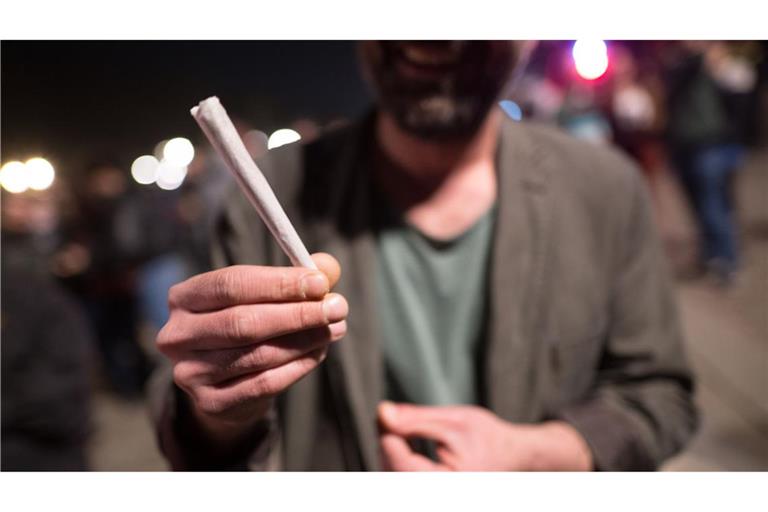 Für einen Joint kann man in Deutschland nicht mehr einfach so belangt werden, wenn man ihn an einem Ort raucht, an dem es auch erlaubt ist.