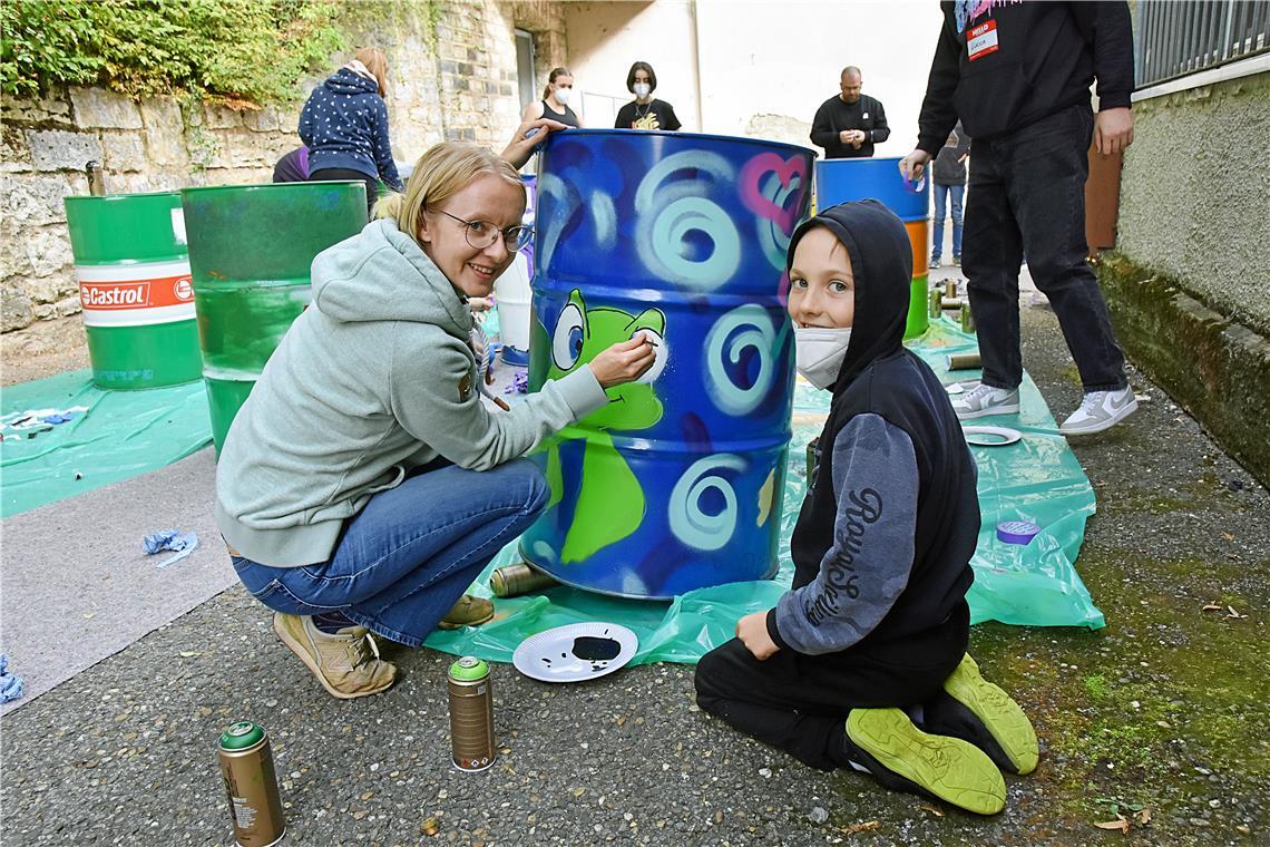 Graffiti-Workshop von ADKRU aus Backnang im Murrpott: Yvonne Kernstock mit Julia...