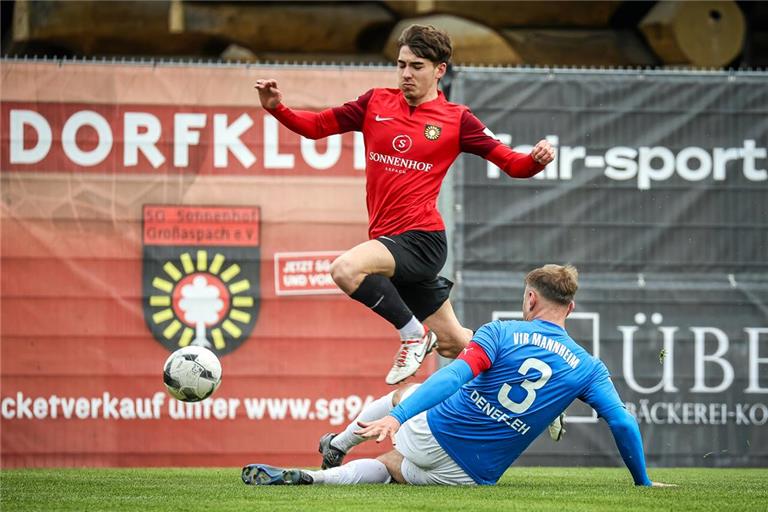 Großaspachs rechter Außenverteidiger Elias Rahn wird für seinen Vorwärtsdrang mit dem Treffer zum 1:0 belohnt. Foto: Alexander Becher