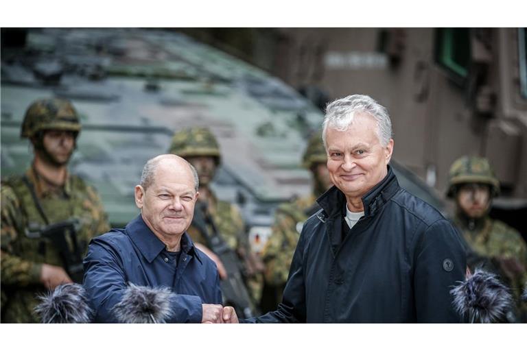 Hand in Hand: Kanzler Scholz und Litauens Präsident Gitanas Nauseda in Pabrade.