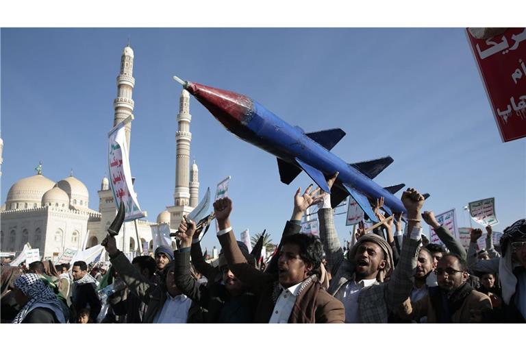 Huthi-Anhänger nehmen an einer Kundgebung zur Unterstützung der Palästinenser im Gazastreifen und gegen die USA teil. (Archivbild)