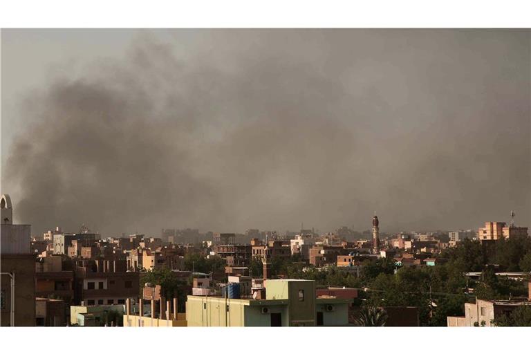 Im April 2023 steigt während der anhaltenden Kämpfe Rauch in Khartum auf.