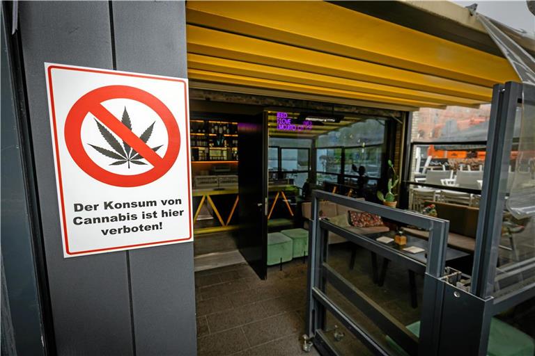 Im Café „Base – on the river“ an den Murrtreppen in Backnang weist ein Schild die Gäste auf das Cannabisverbot hin. Foto: Alexander Becher
