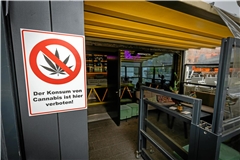 Im Café „Base – on the river“ an den Murrtreppen in Backnang weist ein Schild die Gäste auf das Cannabisverbot hin. Foto: Alexander Becher