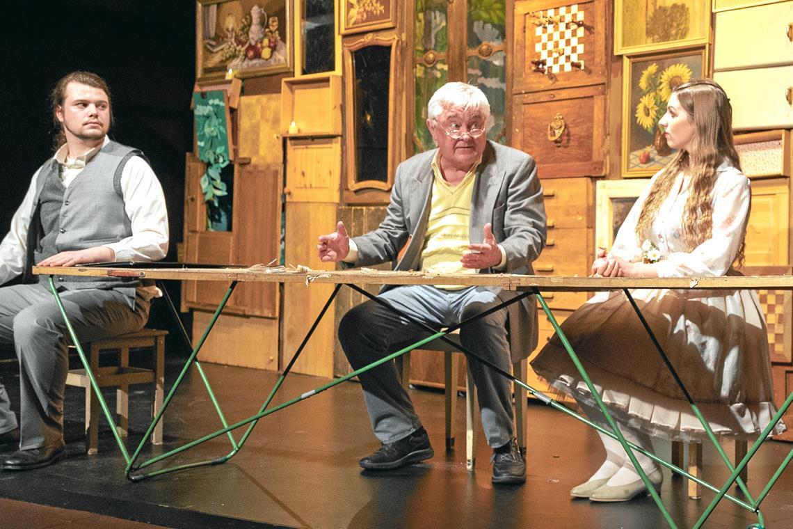 In der Aufführung von E.T.A. Hoffmanns „Der Goldne Topf“ spielt Ralf Kleinpeter (Mitte) Konrektor Paulmann. Foto: Alexander Becher