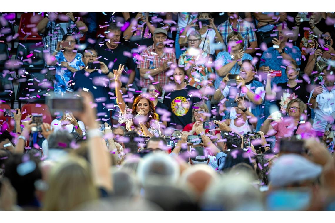 In der Menge mit wirbelndem lila Glitzerkonfetti: Andrea Berg ist ganz nah dran ...