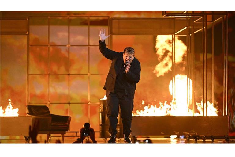 Isaak Guderian beeindruckte mit seinem Song „Always on the run“ und einem in Flammen getauchten Bühnenbild beim Halbfinale des Eurovision Song Contests in Malmö.