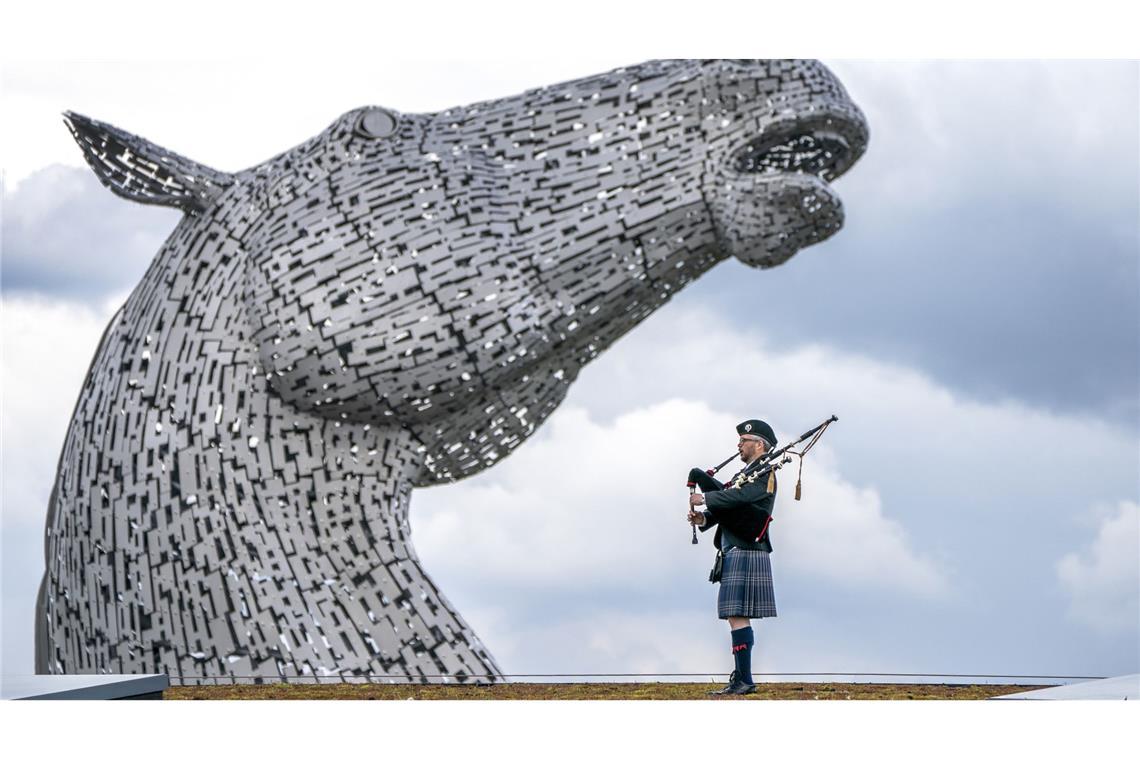 Jubiläum mit Dudelsackmusik: Seit zehn Jahren trotzen zwei Pferdeköpfe, aus Stahl und 30 Meter hoch, dem Wetter im schottischen Falkirk. Die Skulpturen sollen Kelpies darstellen: Wassergeister in Pferdegestalt aus der irisch-schottischen Mythologie.