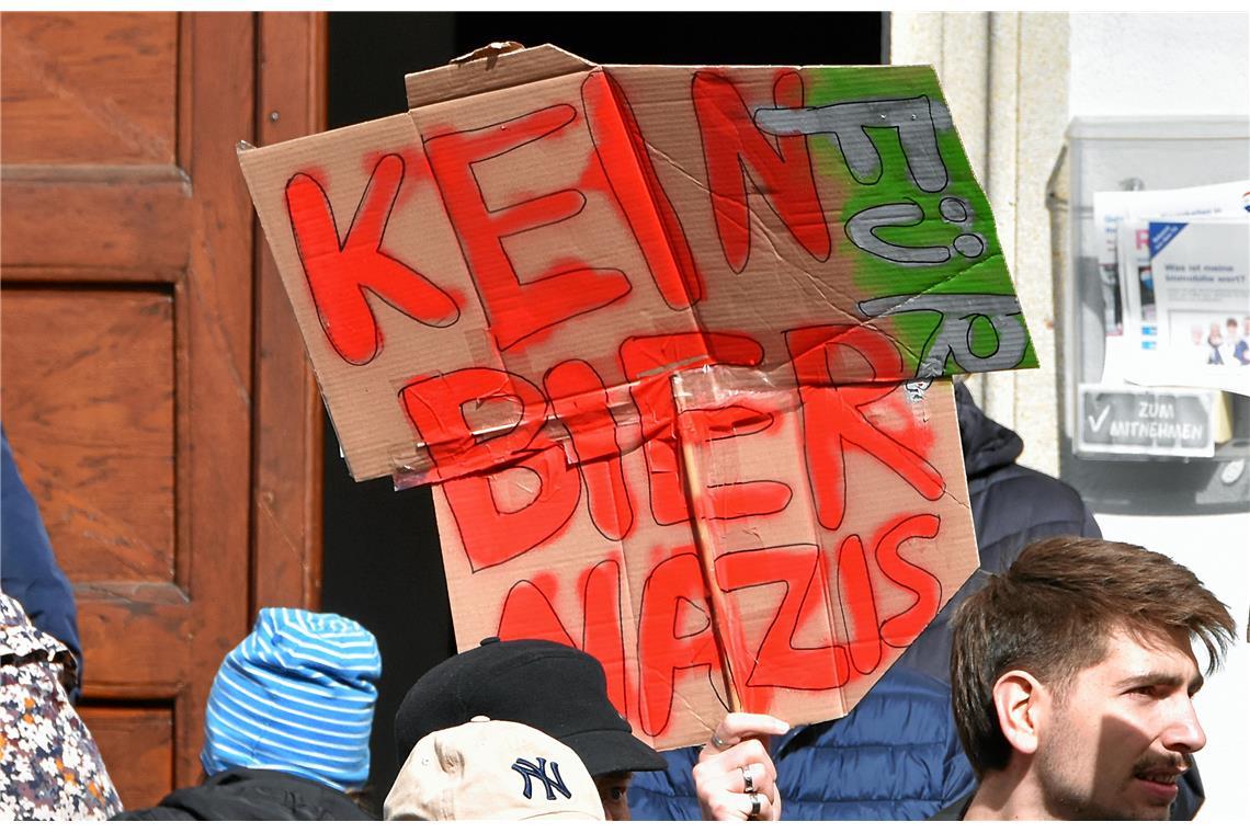 KEIN BIER FÜR NAZIS  steht auf dem Schild. Demonstration und Kundgebung gegen Re...