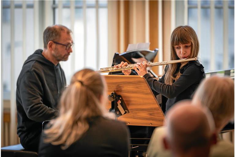 Martina Mergenthaler, begleitet von Gerhard Kleesattel am Klavier, eröffnete das Konzert mit zwei Bach-Stücken für Querflöte. Fotos: Alexander Becher