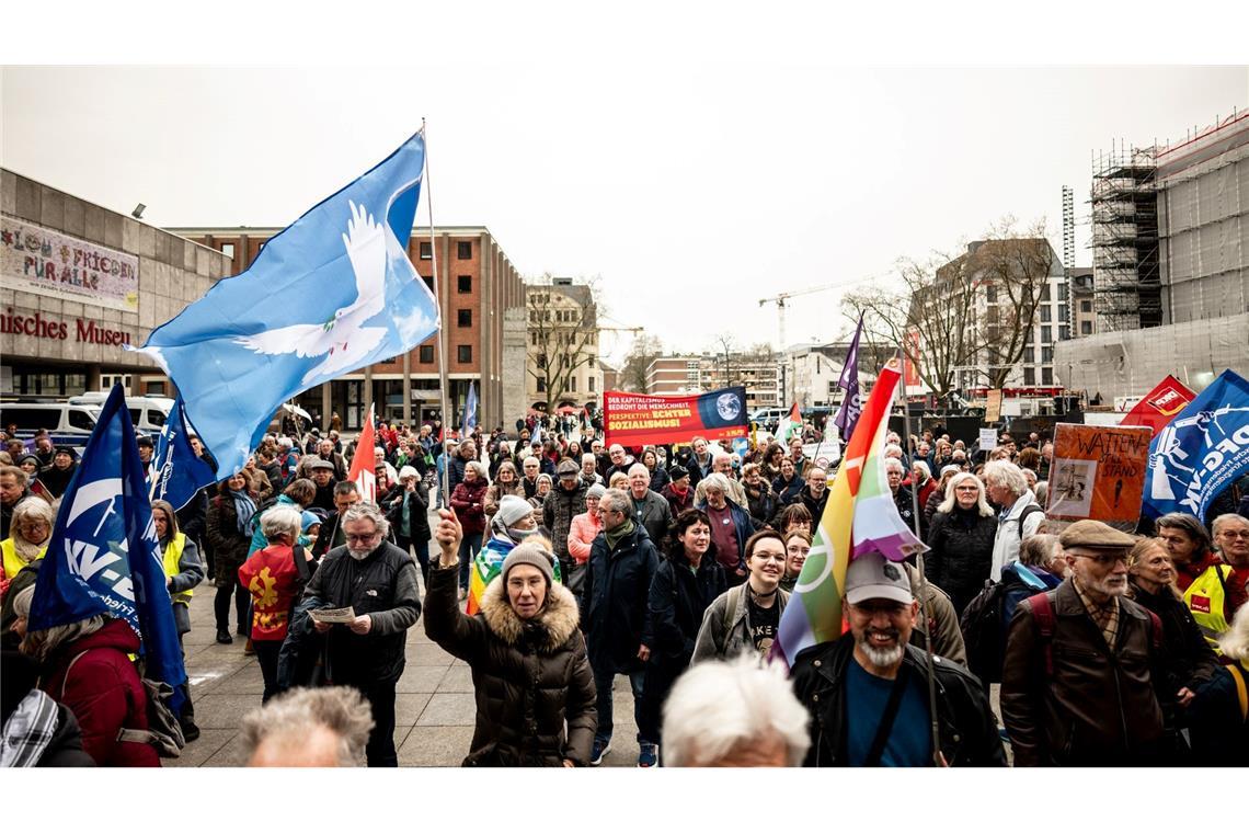 Mehrere Hundert Menschen versammeln sich auf dem Roncalliplatz in Köln zum Ostermarsch.