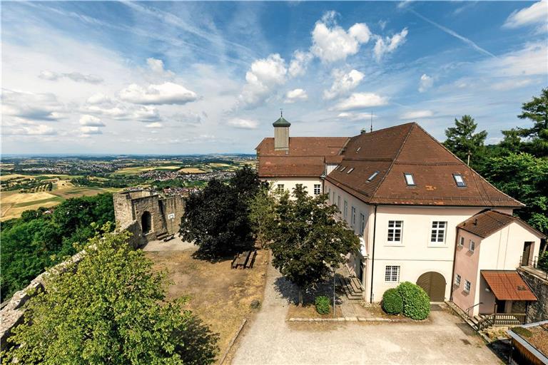 Mit der imposanten Erscheinung und der schönen Aussicht von Schloss Ebersberg starten viele Paare gerne in die Ehe. Fotos: Alexander Becher