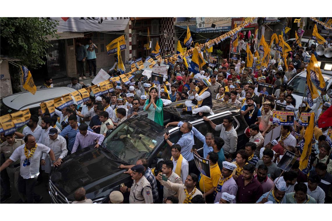 Mit einem Zug von Anhängern fährt Sunita Kejriwal während der laufenden Nationalwahlen in Indien durch die Straßen Neu Delhis. Ihr Ehemann Arvind Kejriwal, ehemaliger Regierungschef und prominenter Oppositionsführer, wurde im März verhaftet.