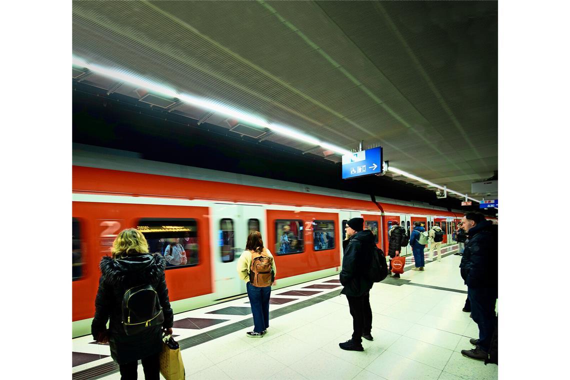 S-Bahn fährt im Jammertal