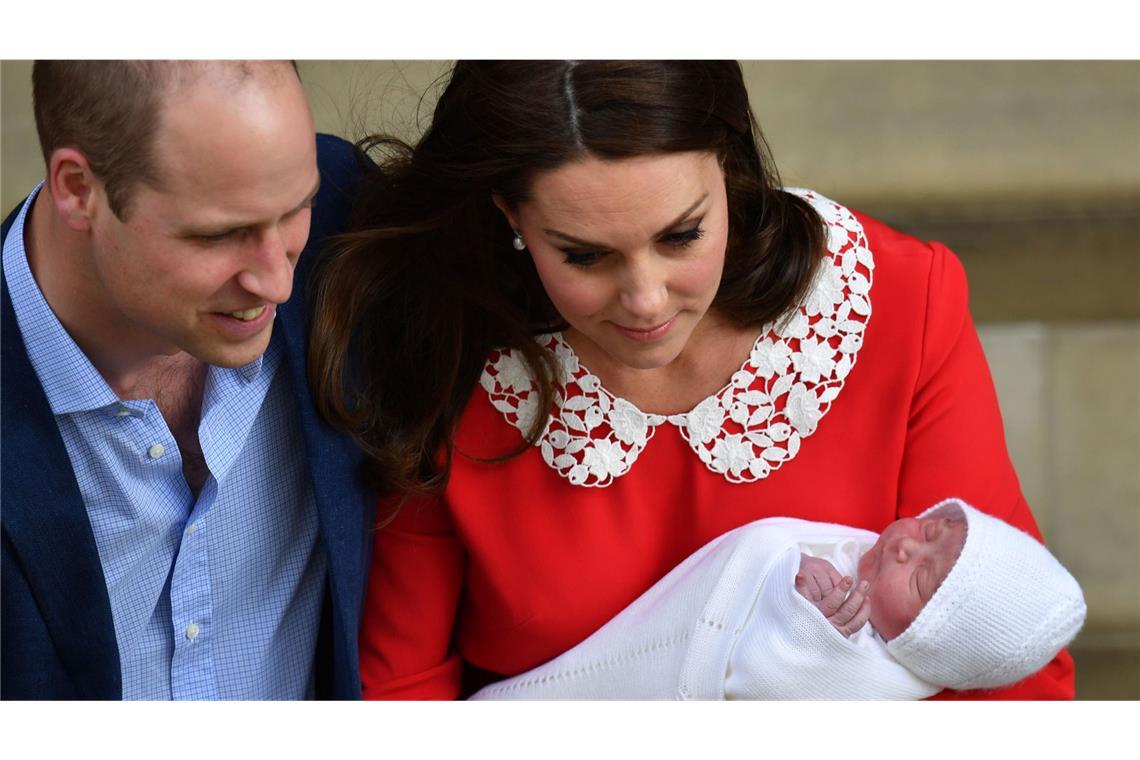 Nur sieben Stunden nach der Geburt zeigen Prinz William und Herzogin Kate ihren jüngsten Sohn erstmals der Weltöffentlichkeit.