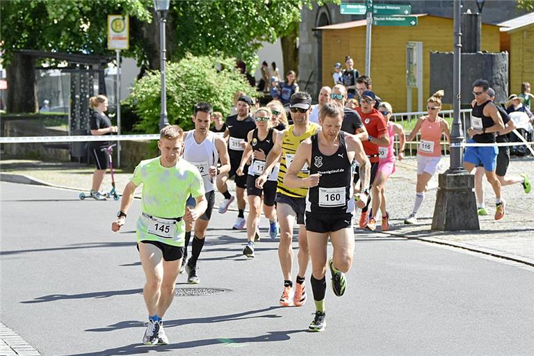 Oliver Kopp (links) setzt sich gleich zu Beginn des 10-Kilometer-Rennens an die Spitze und läuft auch als Erster ins Ziel. Foto: Tobias Sellmaier