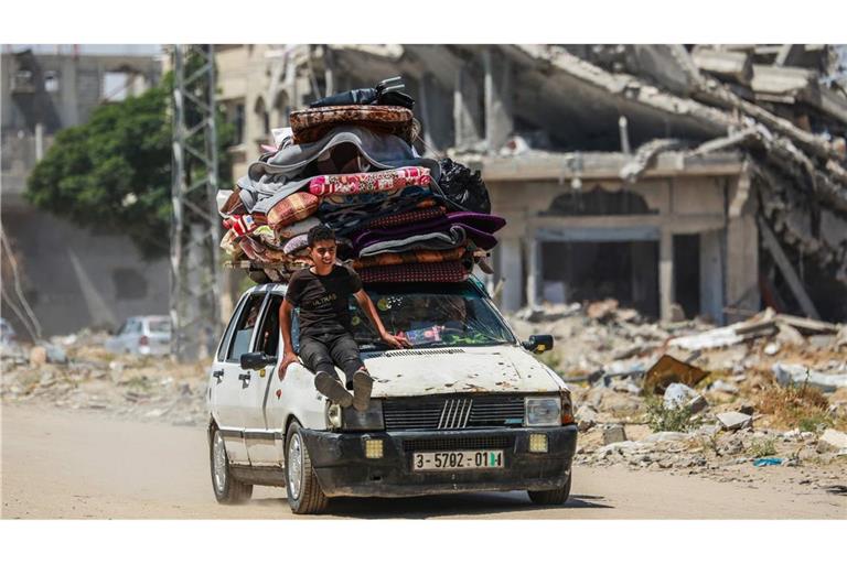Palästinenser bringen ihre Sachen mit dem Auto nach Khan Yunis im Süden des Gazastreifens, um dort Schutz zu finden.