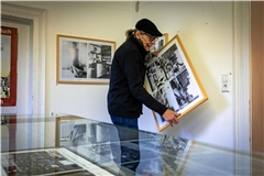 Peter Wolf hängt die neuen Fotografien im Kabinett des Helferhauses auf. Fotos: Alexander Becher 