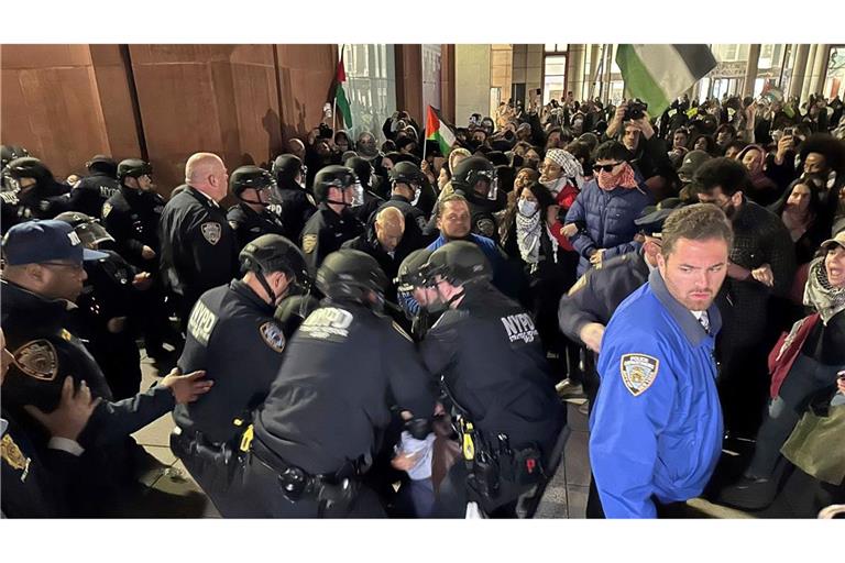 Polizisten nehmen auf dem Campus der New York University pro-palästinensische Demonstranten fest.