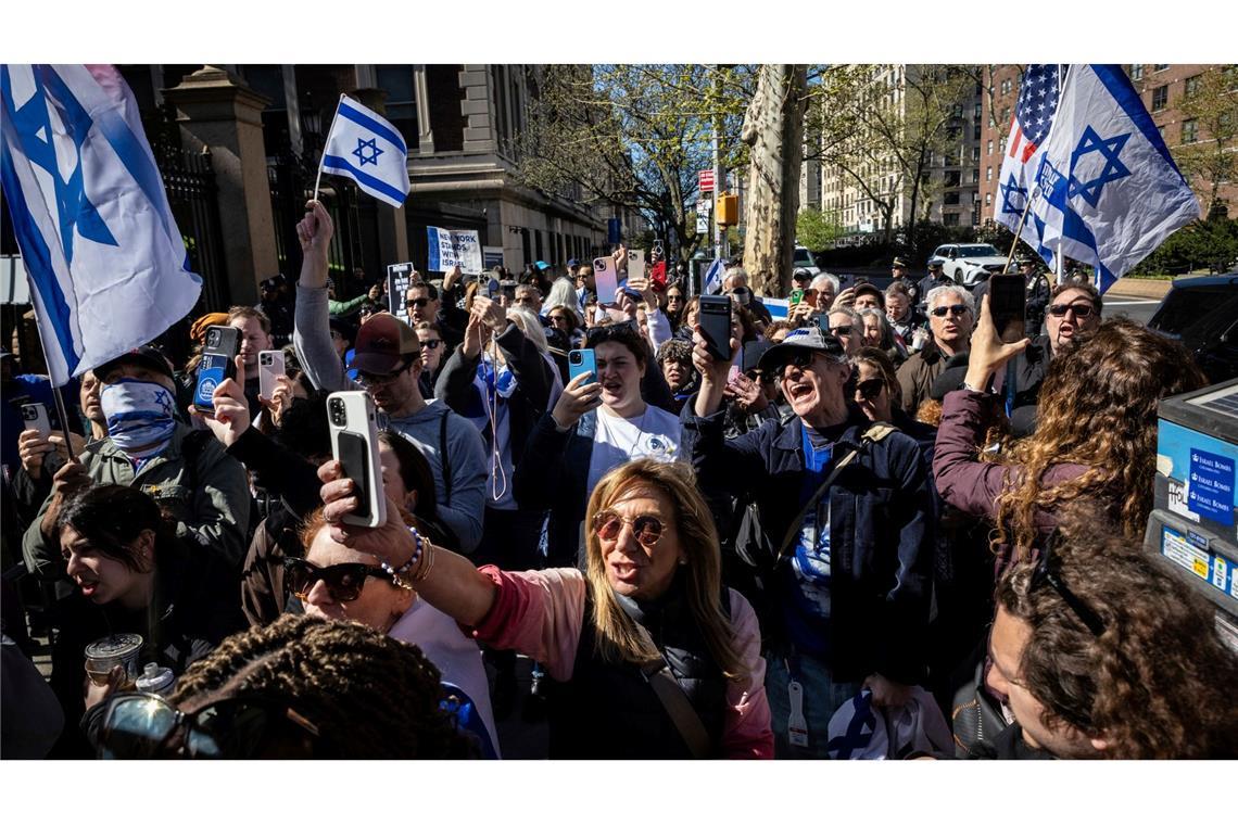 Pro-israelische Demonstranten solidarisieren sich mit Columbia-Assistenzprofessor Shai Davidai.