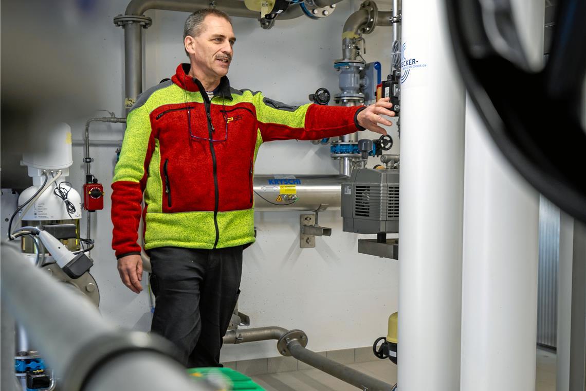 Projektleiter Christoph Raithle erklärt, wie die Ultrafiltration mit ihren vertikal angeordneten Röhren funktioniert. Fotos: Alexander Becher