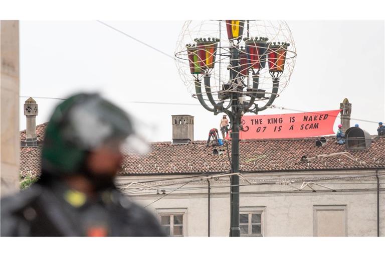 Protest von oben: Aktivisten der Gruppe Extinction Rebellion halten auf dem Dach eines Turiner Universitätsgebäudes ein Banner hoch. Sie protestieren gegen den am Boden stattfindenden G7-Gipfel in Italien.