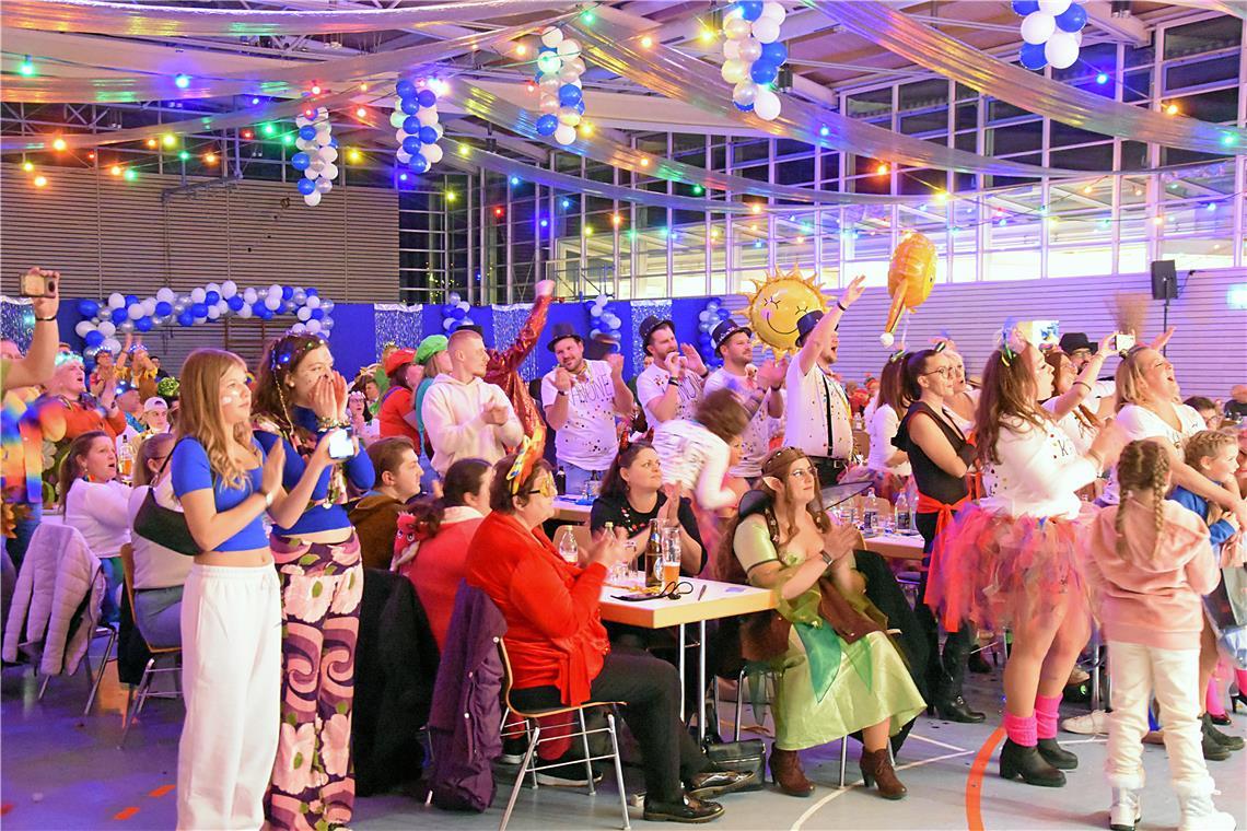 Prunksitzung Unterweissacher Carnevals-Club (UCC) 2024 in Seeguthalle Cottenweil...