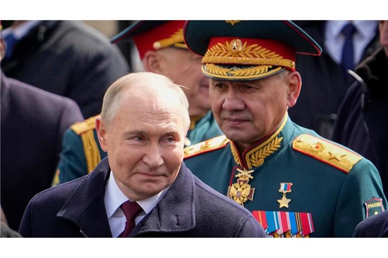 Putin (l) hat gesprochen: Schoigu soll nicht mehr länger Verteidigungsminister sein.