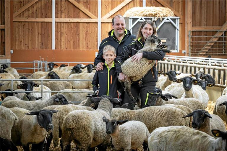 Rainer und Denise Kurmann, auf dem Foto gemeinsam mit Sohn Julian, widmen sich mit Leidenschaft ihrer Lammzucht. Fotos: Alexander Becher