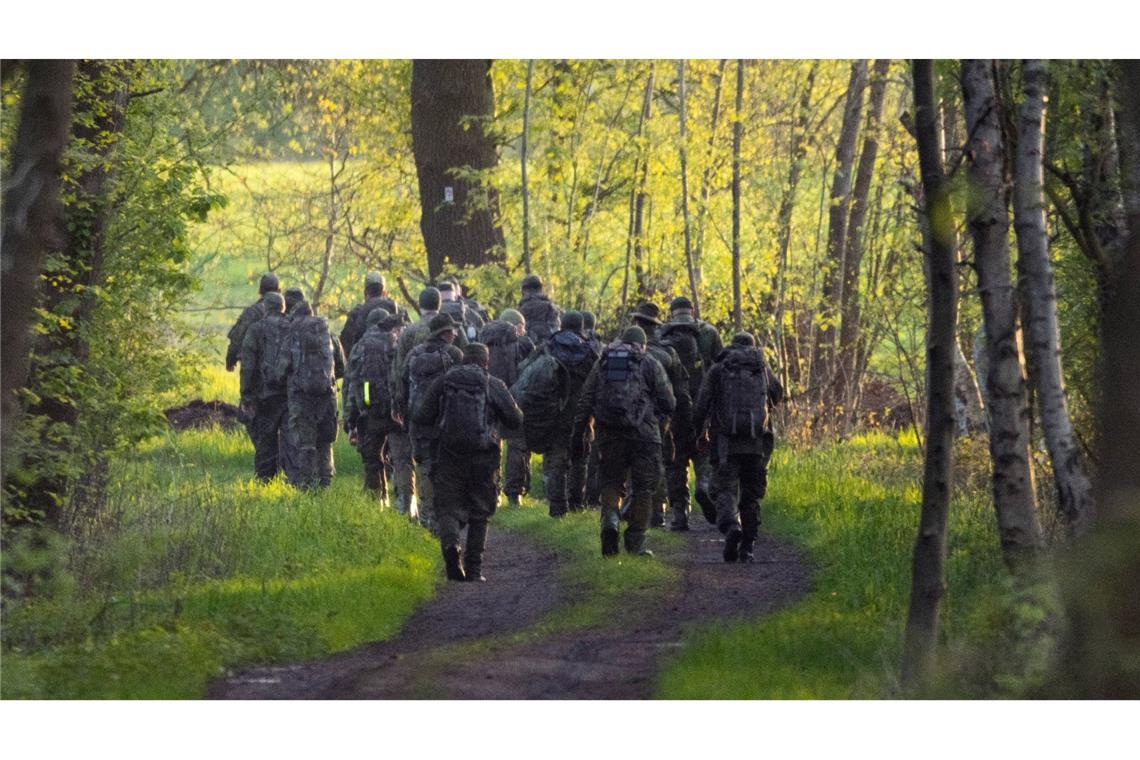 Rund 200 Soldaten der Bundeswehr suchten in kleinen Gruppen und mit Nachtsichtgeräten nach dem Jungen.
