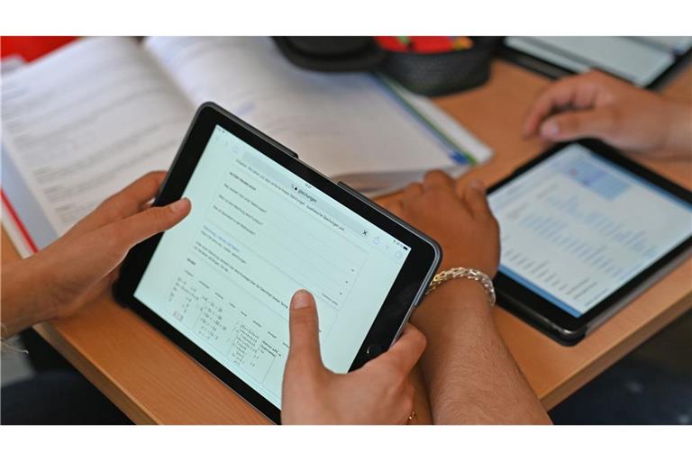 Schüler arbeiten in einer Unterrichtsstunde mit Tablets. Bund und Länder tun sich bei ihren Verhandlungen über die Kosten der Digitalisierung schwer (Symbolfoto).