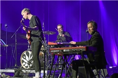 Sie waren die Lokalmatadoren (von links): Daniel Pflumm (Bass), Jan-Philipp Wiesmann (Schlagzeug) und Bene Moser (Keyboard). Foto: Tobias Sellmaier