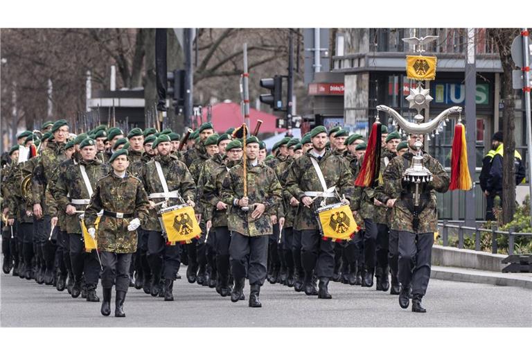 Soldaten der Bundeswehr bilden beim Staatsbesuch des englischen Königs in Deutschland eine Ehrenformation. (Archivbild)