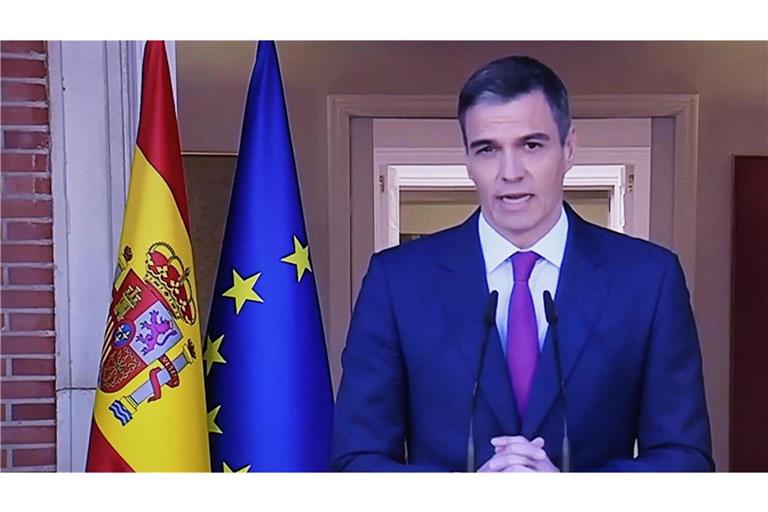 Spaniens Ministerpräsident Pedro Sánchez bleibt weiterhin im Amt, wie er am Montag verkündete.