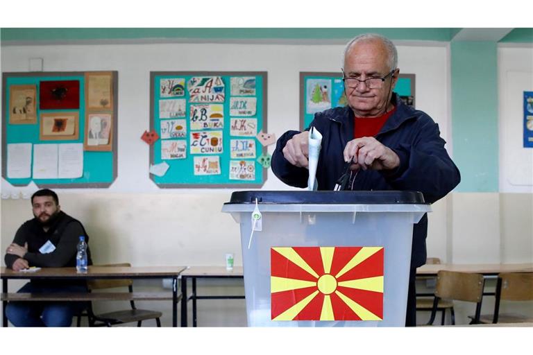Stimmabgabe in einem Wahllokal in der Hauptstadt Skopje.