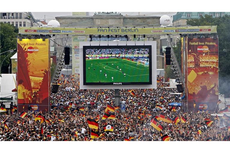Tausende Zuschauer verfolgen 2006 auf der Fanmeile am Brandenburger Tor in Berlin das WM-Fußballspiel zwischen Deutschland und Argentinien.