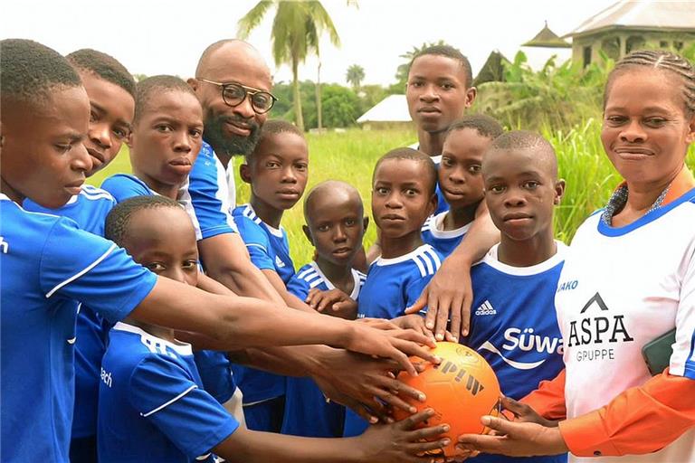 Trikots aus Kleinaspach sind in Nigeria begehrt. Promise Nkwachukwu (mit Brille) verteilt sie an Kinder und Jugendliche, die er mithilfe von Fußballcamps von der Straße holt. Foto: privat