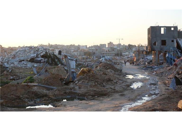 Trümmer  und Ruinen auf einer Straße im Zentrum des Gazastreifens.
