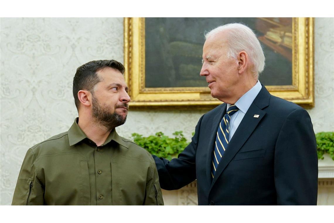 US-Präsident Joe Biden (r) bei einem Treffen mit seinem ukrainischen Amtskollegen Wolodymyr Selenskyj in Washington im September 2023. Die Ukraine ist angesichts der russischen Invasion auf Hilfen aus dem Westen, insbesondere der USA, angewiesen.