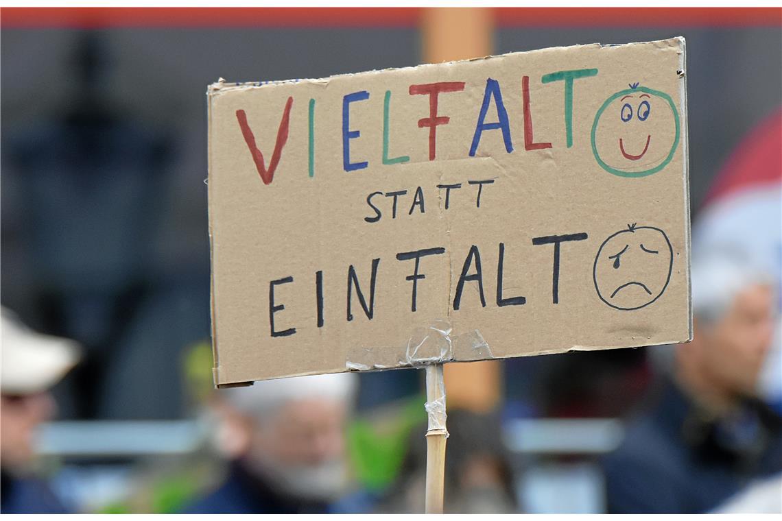 VIELFALT STATT EINFALT steht auf dem Schild. Demonstration und Kundgebung gegen ...