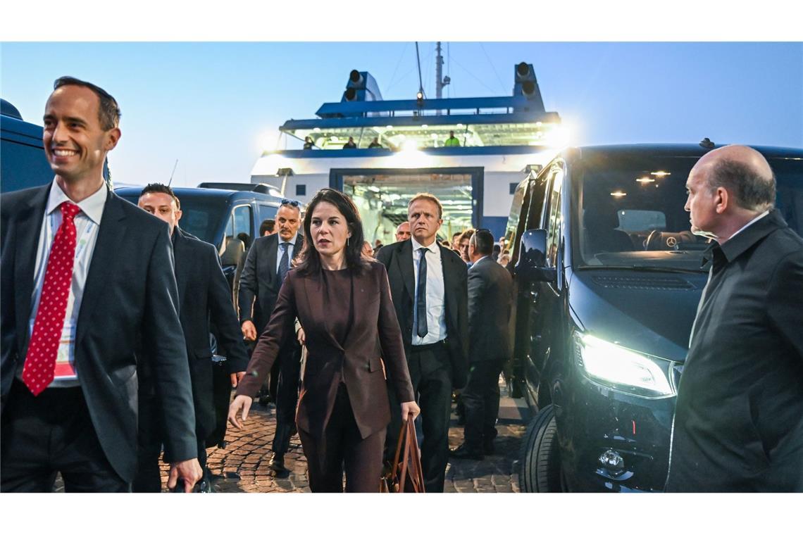 Von Israel nach Italien: Außenministerin Annalena Baerbock (M) kommt auf Capri mit der Fähre zu dem Treffen der G7-Außenminister an.